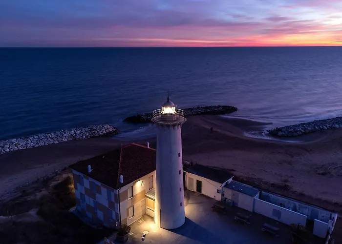 Renovated By The Shore דירה *